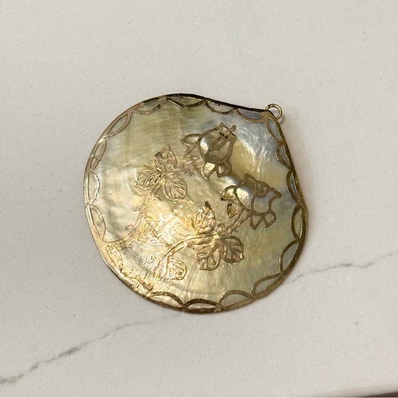 Blue Lagoon House Large Seashell Pendant Gold Overlay - Picture 4 of 6